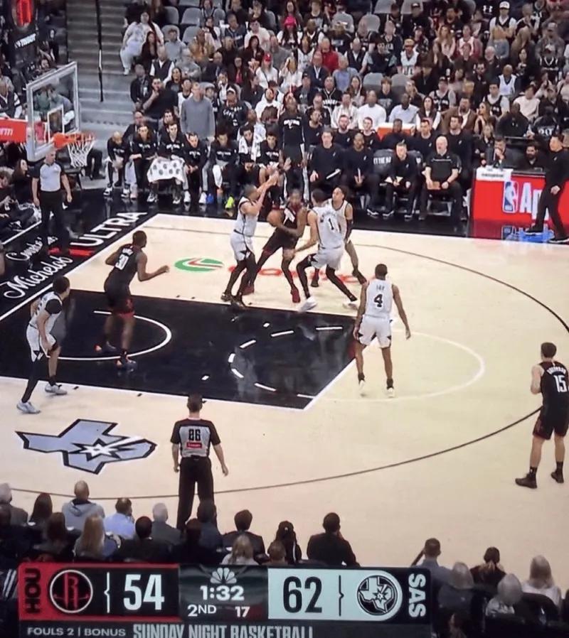 火箭VS马刺，120-145，火箭25分惨败。
此战，马刺对火箭，攻防压制，自己