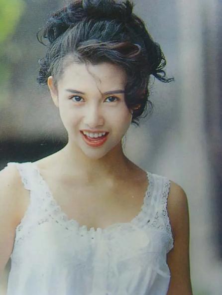 当年，邱淑贞和王晶分手后，嫁给身价30亿的富豪沈嘉伟，有人嘲讽沈嘉伟:“你老婆可