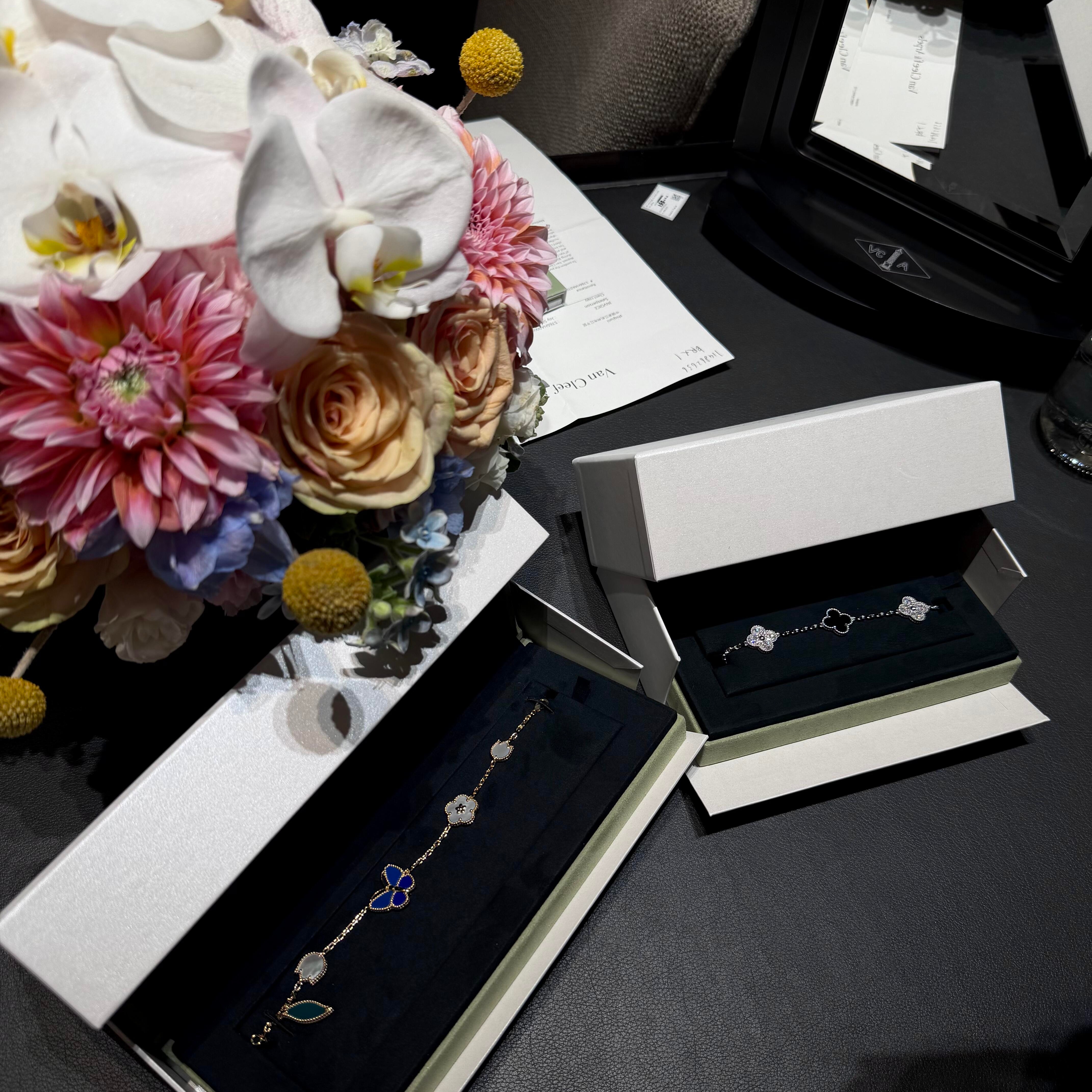 慌什么,才三十几岁而已,涂上口红画个淡妆,可装嫩可疯癫,也可以优雅从容,中年是年