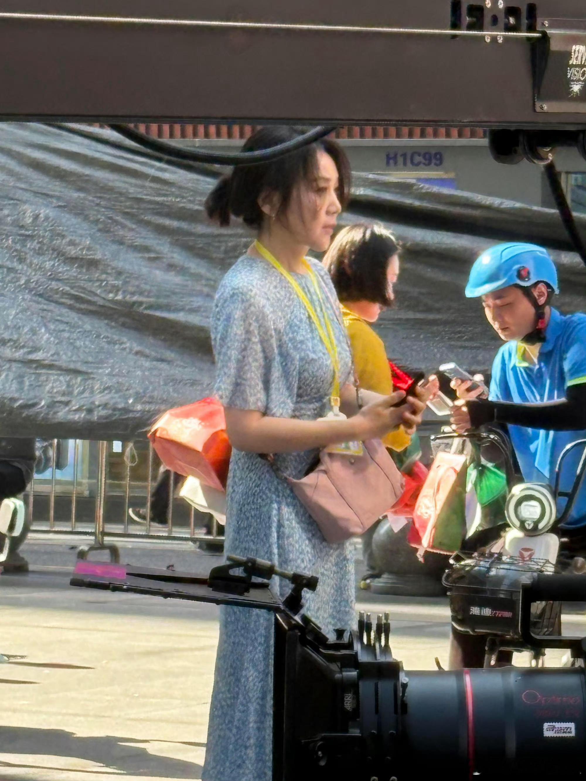 点了个外卖发现骑手是闫妮谁懂啊！挂着二维码、写满电子元件的外卖单，细节太戳人，这