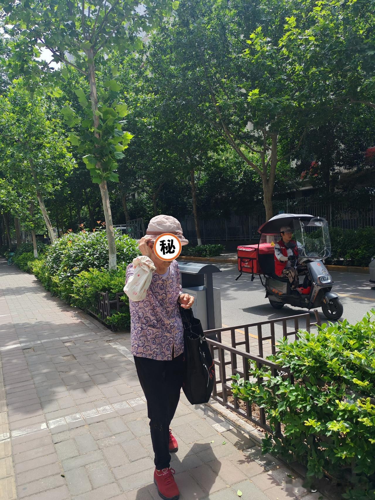 捡废品这钱不好赚了
6月14日，坐标西安。这是我们小区的一个阿姨，刚刚在路上碰到