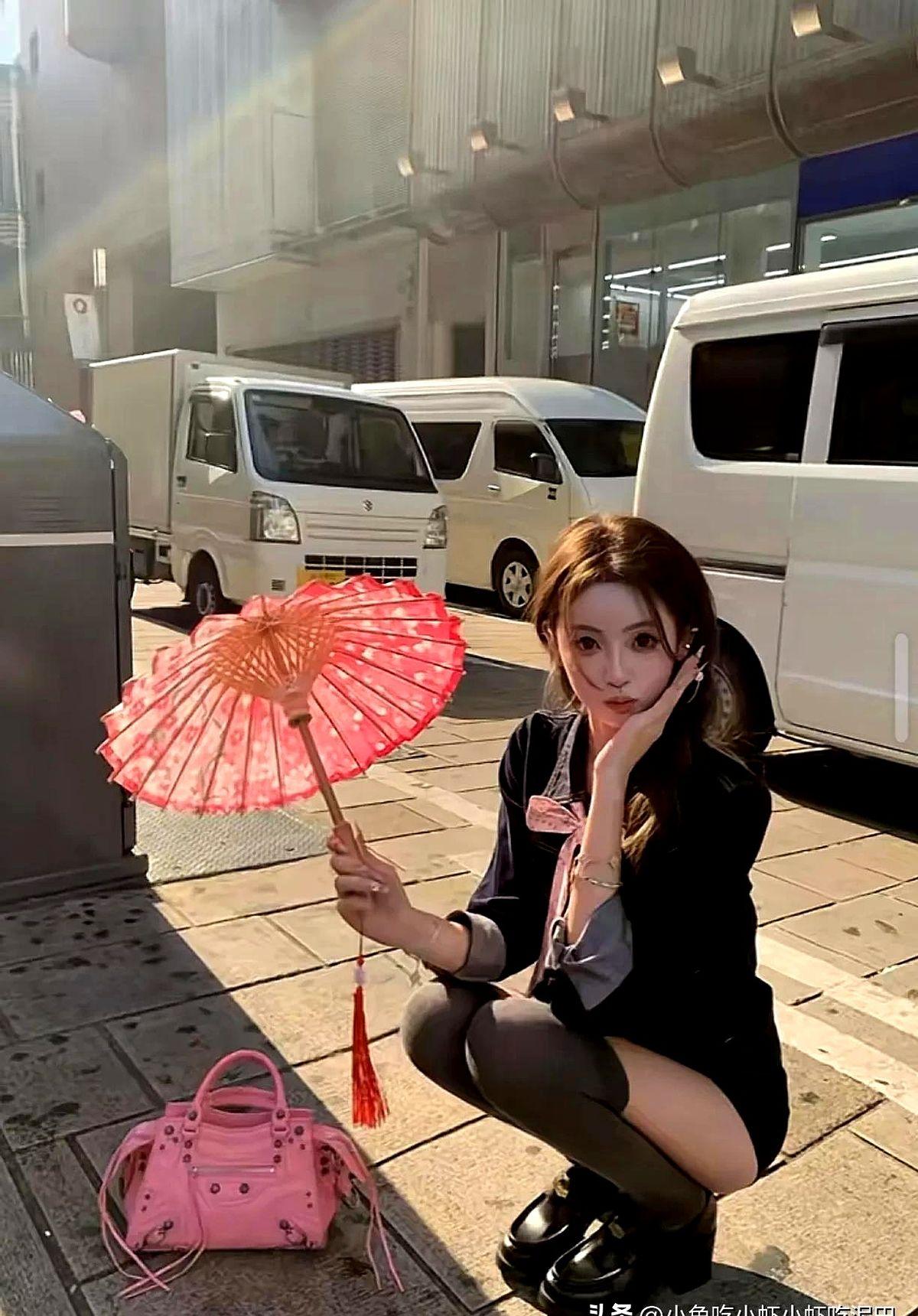“万达债压顶，绯闻漫天，她还在。”凌晨两点，王思聪微博晒电竞奖杯，懒懒秒回“赢了