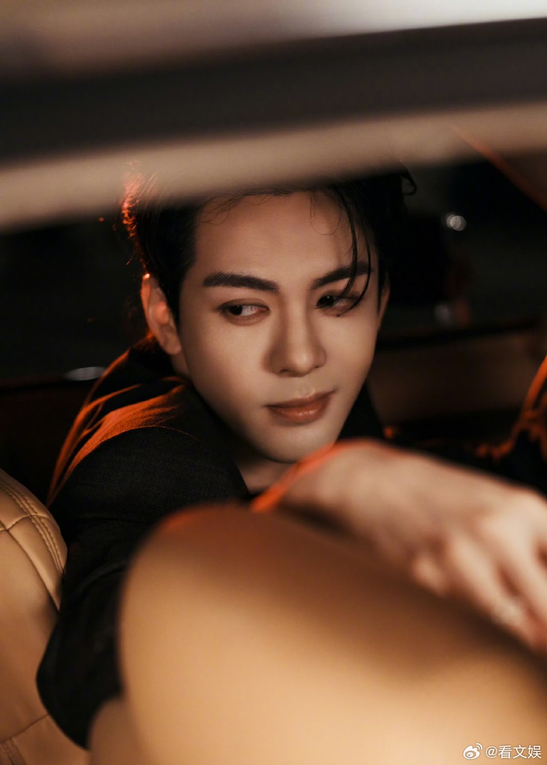 救命！武拾光的出场直接把武侠氛围感拉到极致！红绳横渡江面，斗笠下眼神杀绝了，曾舜