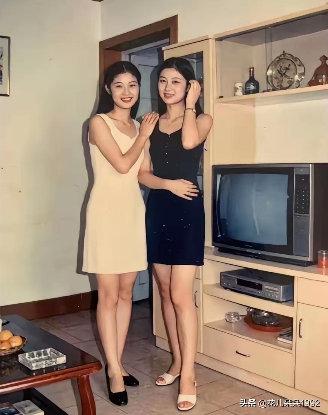 当时的有钱人家。90年代初许许多多人看黑白电视，买不起彩电。90年代初干部工资1