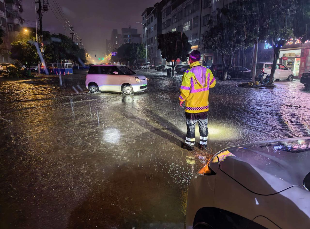 目前，钦州市子材西大街石南路路段积水严重，车辆无法通行，钦北大队民辅警迅速布设警