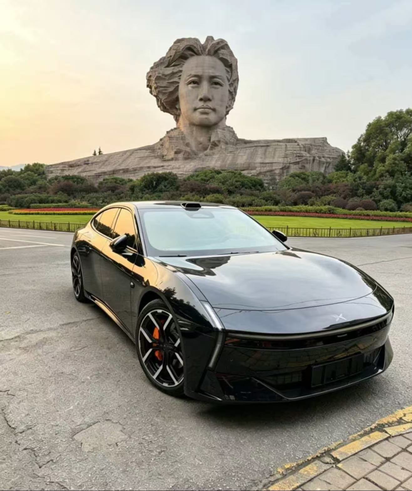 教员下的小鹏P7黑武士，好看额 