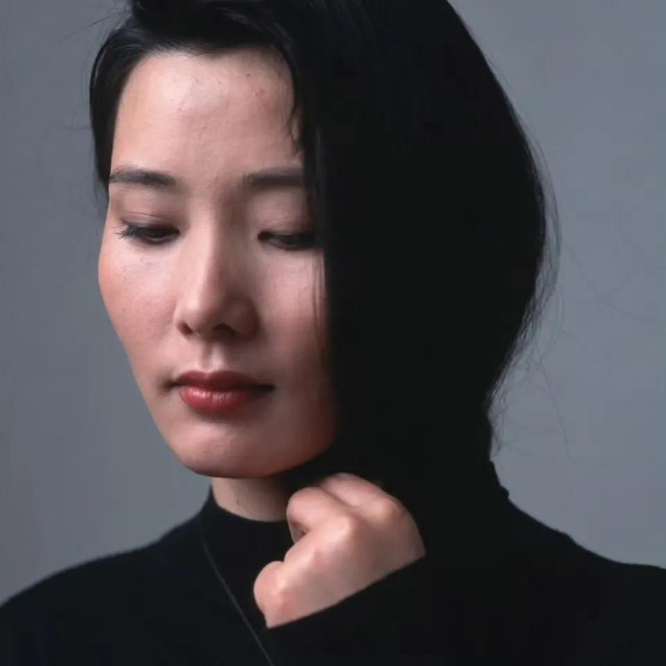 32岁的何赛飞，一张罕见的留影，她的脸上同时拥有美艳、性感、天真，她是真正的德艺