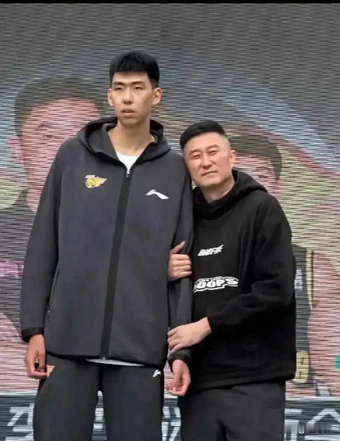徐昕还有出头日吗？在跟杜锋顶嘴之后，很多人认为徐昕已经完了，因为以杜锋的性格，不