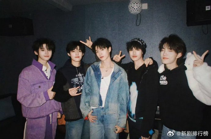 登陆少年晚安语音包登陆少年演唱会晚安语音演唱会现场录下的晚安语音氛围感拉满，褪去