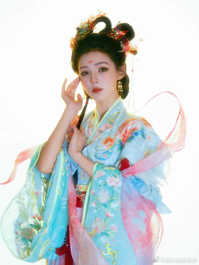 张予曦皮影织女造型张予曦皮影织女造型，好美啊，像是从古画中走出来了张予曦从古画中