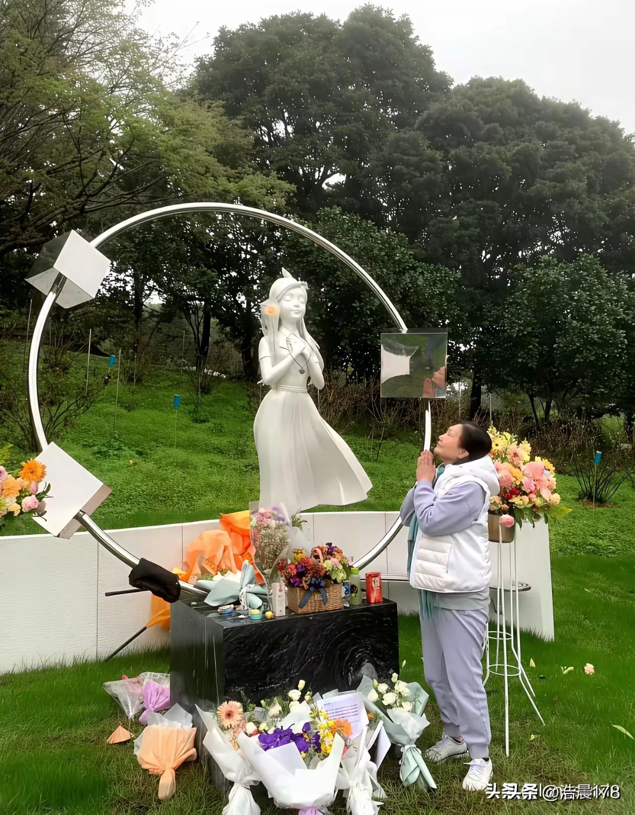 不得不佩服S妈妈，怎么能去看一个一点都不像自己女儿的雕像，具俊晔走了，就剩S妈和