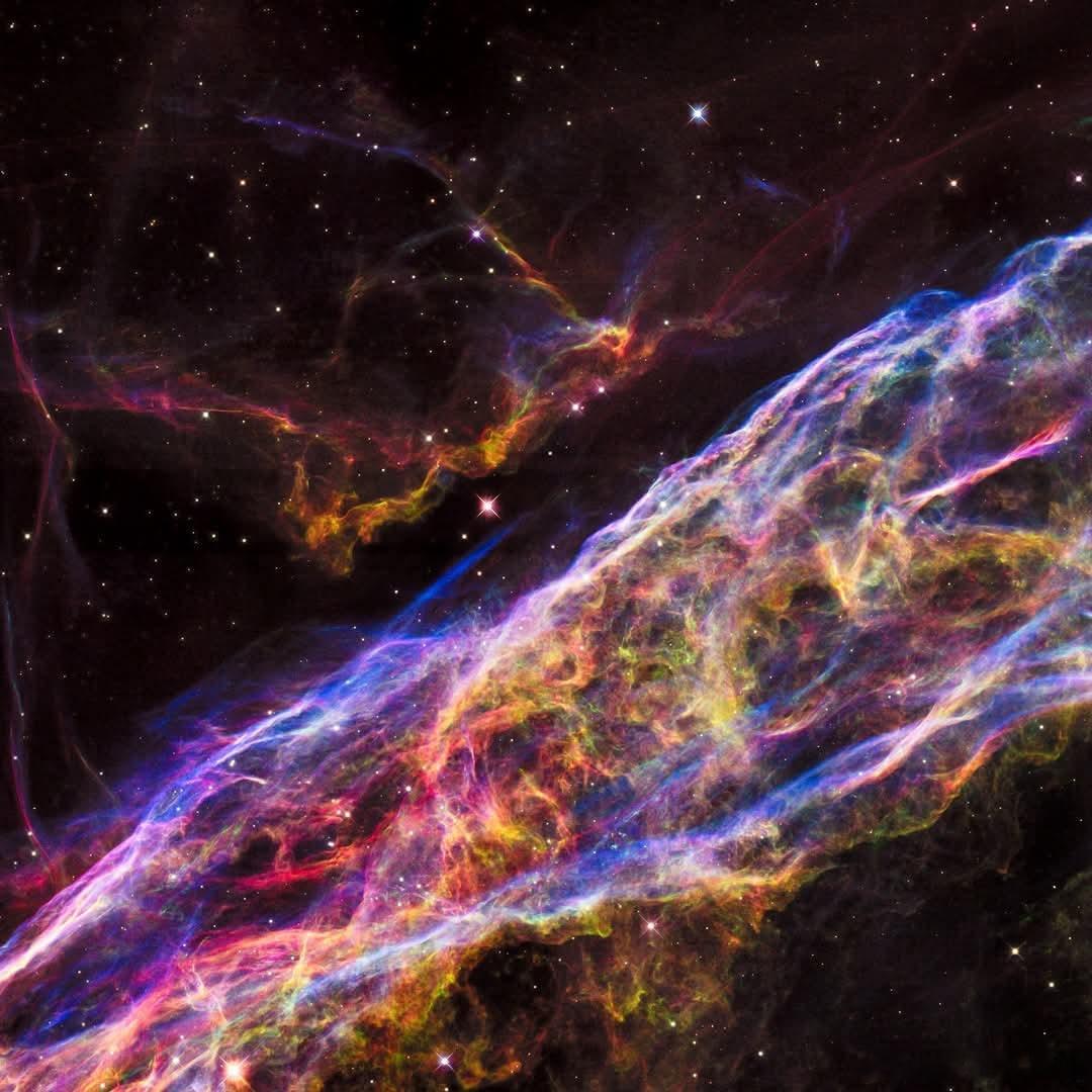 面纱星云它看起来像丝绸。它是一具尸体。在大约 2100 光年外的天鹅座——那只天