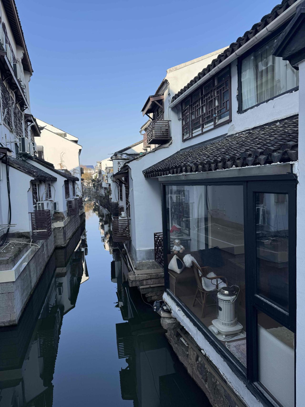 今日分享随手拍照片古典遇新潮，水巷更风流。