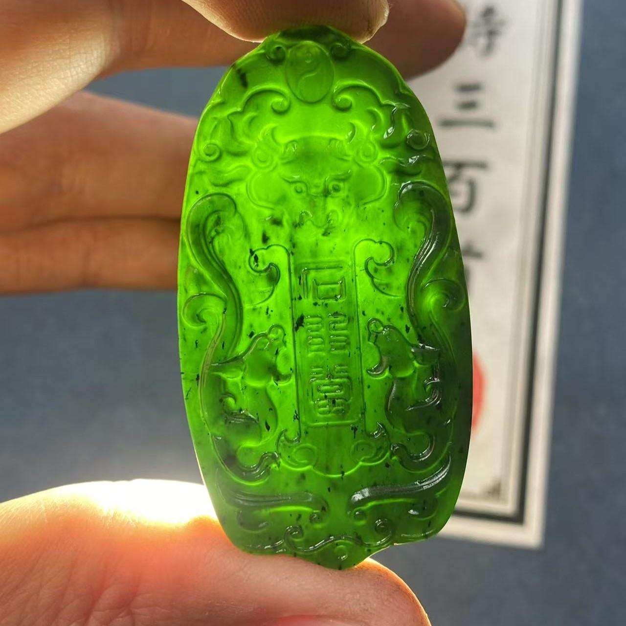 岱宗泰山脚下的泰山玉，是形成于亿年前的古老玉种，自古就承载着华夏独有的山河信仰。