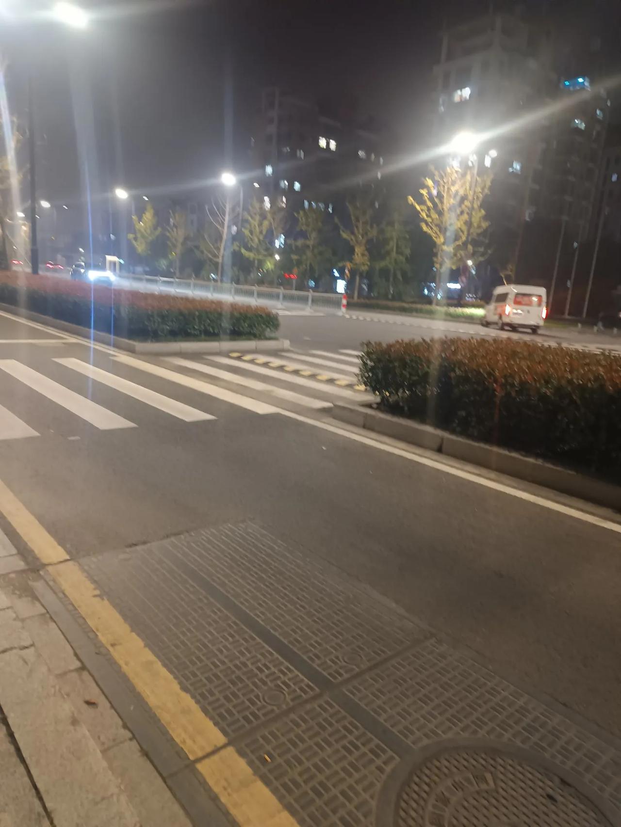 夜色如墨，灯火阑珊处。#夜很美路灯下的# 夜深人静的路口只有一个人。#夜景随走随