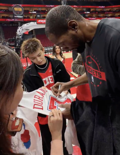 任嘉伦任嘉伦火箭主场表演嘉宾杜兰特任嘉伦互换礼物杜兰特想像任嘉伦一样帅 任嘉伦N