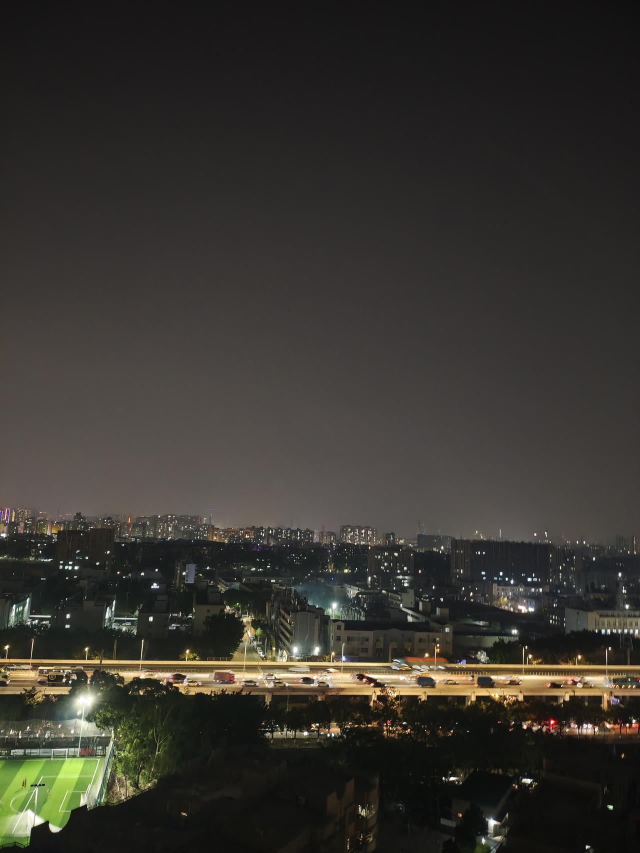 晒出你的本地生活：今天开始清明小长假，昨天晚上广深高速堵车了，好长时间才慢慢的恢
