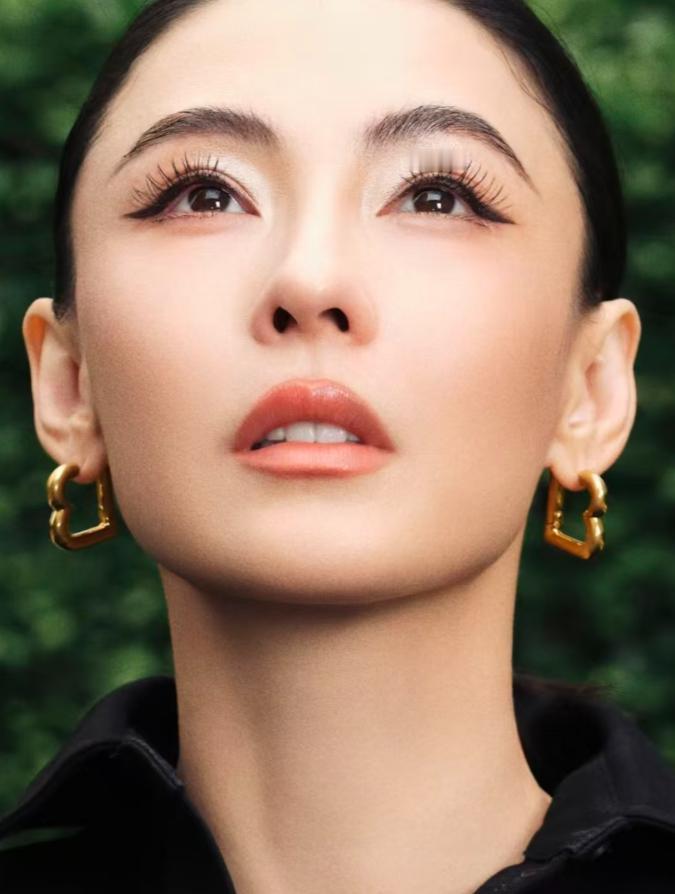 外婆第一眼看见张柏芝，就撂下一句话：找老婆得找这样的，人中又深又长，一看就是能生