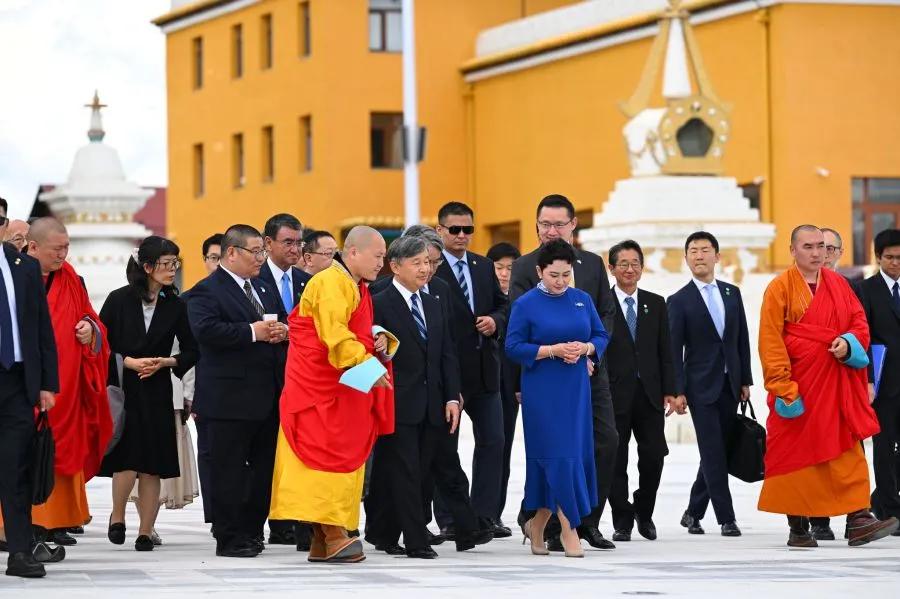 蒙古国外交部长巴特策策格这么清闲吗？没有其他工作要干了。巴特策策格全部陪同日本天