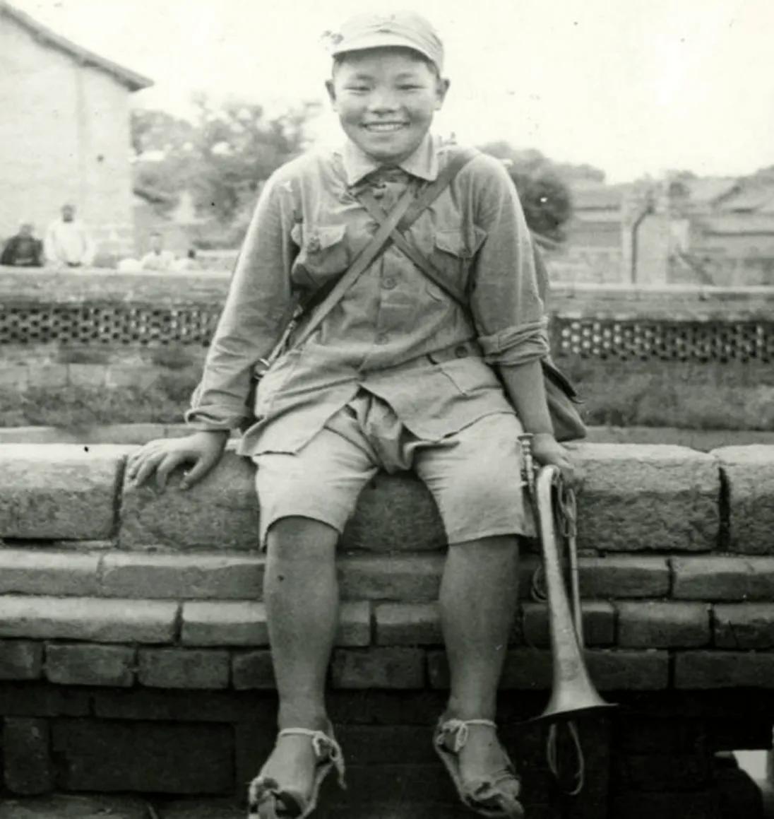 1942年，16岁的小八路宋双来，送完鸡毛信返回时，和几十名骑着高头大马的日伪军