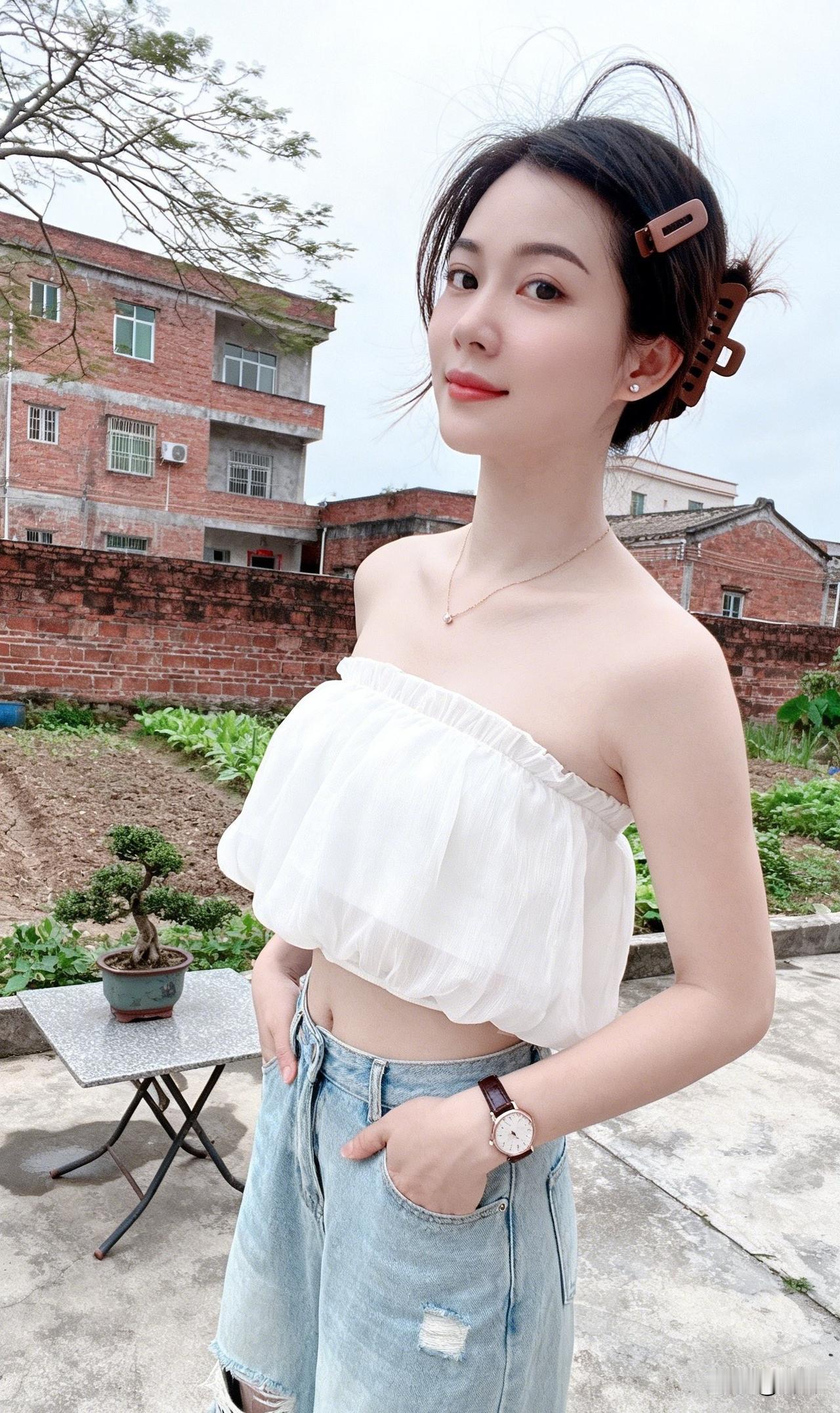 夏日清新穿搭，白色荷叶边上衣搭配牛仔裤，轻松自在。浅白色的裤子搭什么鞋子穿最好看