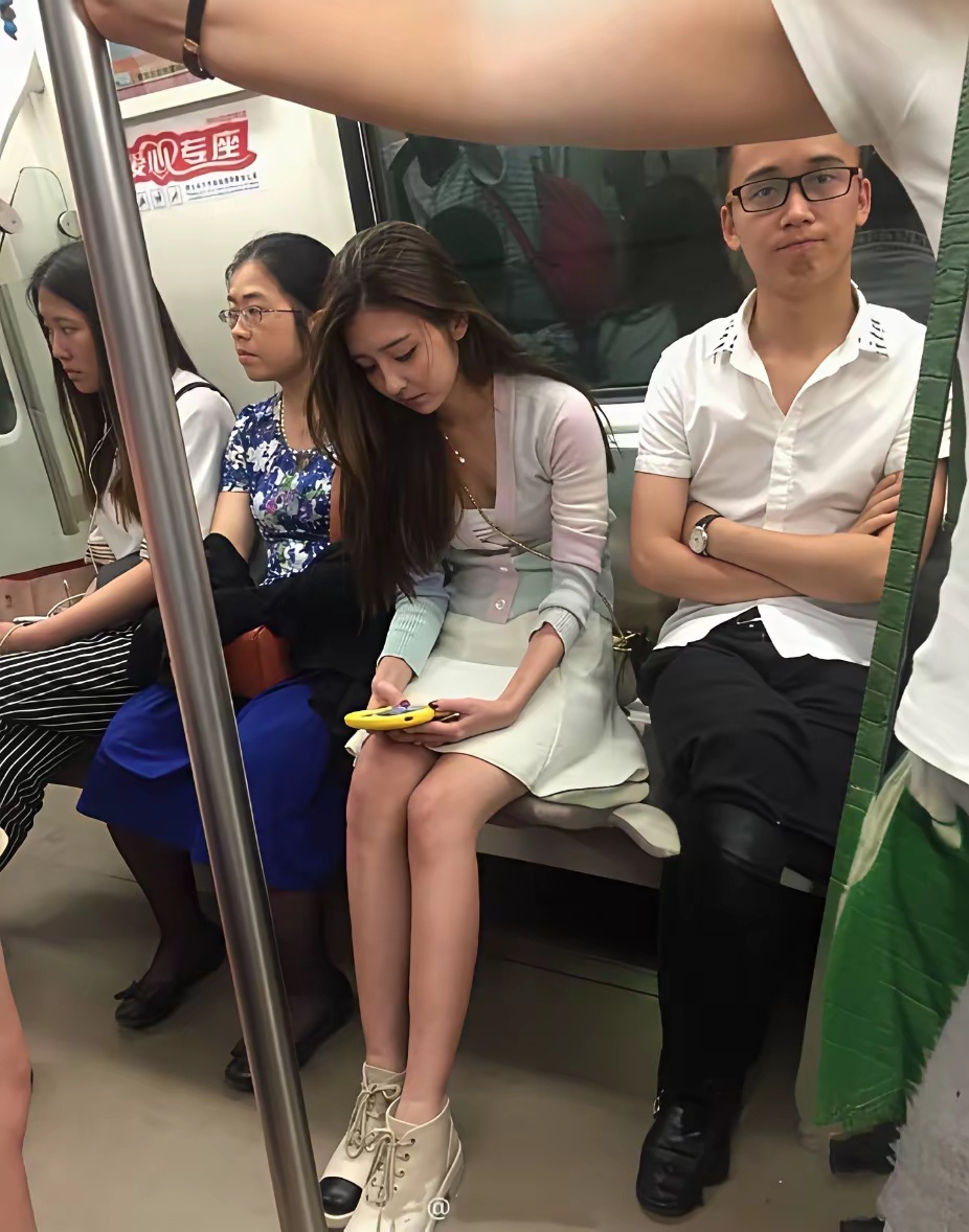 不得不说，真佩服这小伙子的定力！这么漂亮的美女坐在身边，竟然能做到瞄都不带瞄一眼