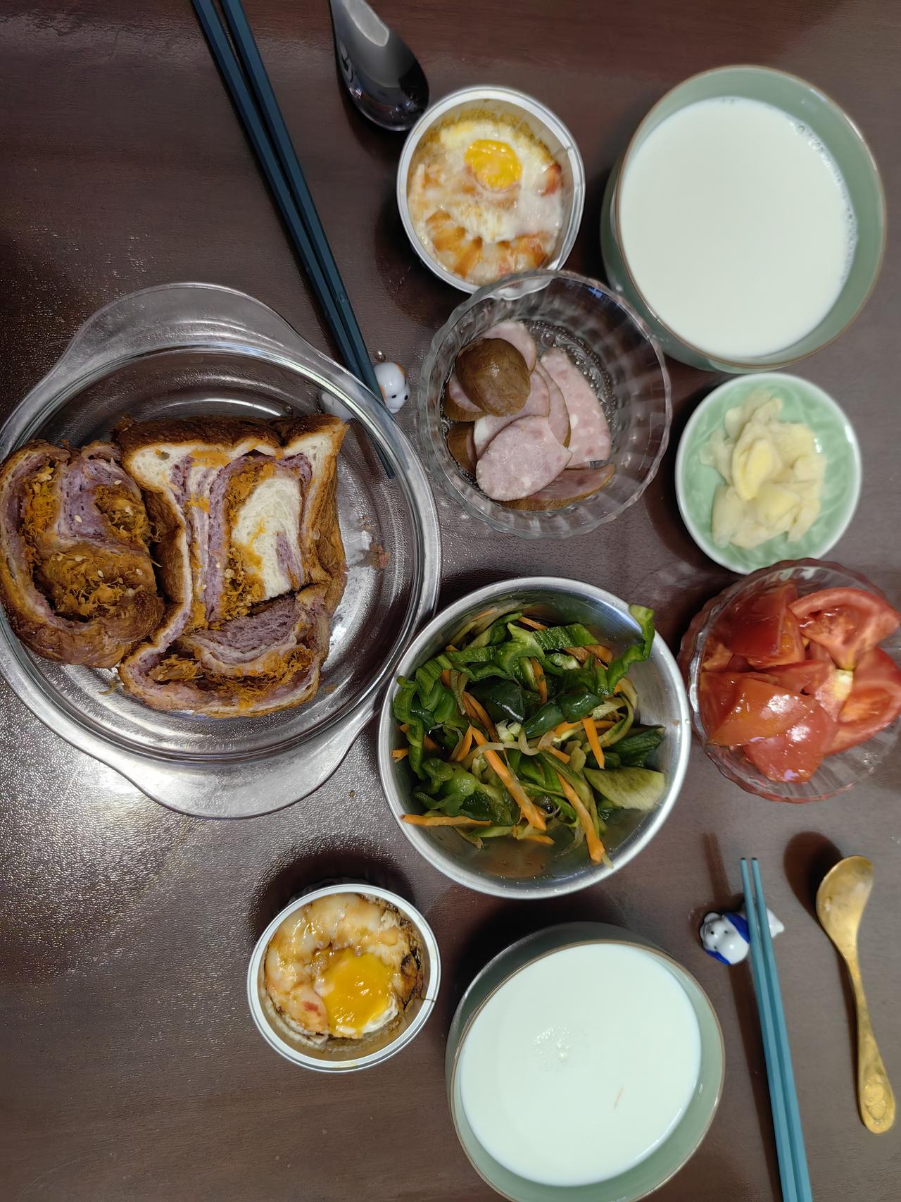 她展现的生命力令人叹服——从聚光灯下的巅峰到跌入谷底，再到重新站稳。这背后不仅是