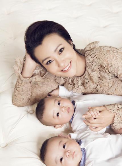 一次，主持人问郝蕾:“你家双胞胎长得这么像，你是怎么辨认他们两个的？”郝蕾说:“