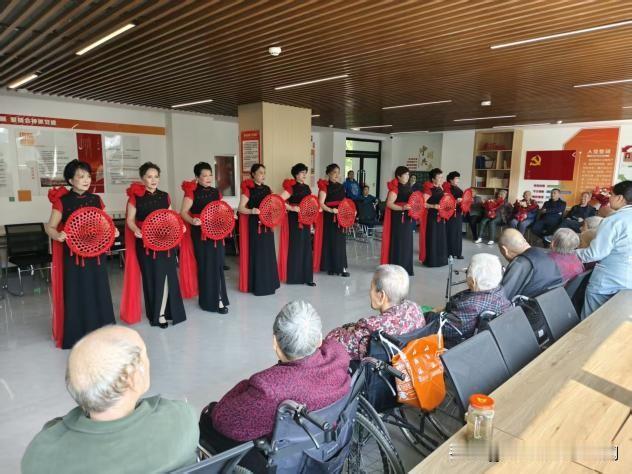 万柏林区神堂沟街道国兴社区：党建引领送文艺 暖心慰问情暖夕阳
 
近日，万柏林区