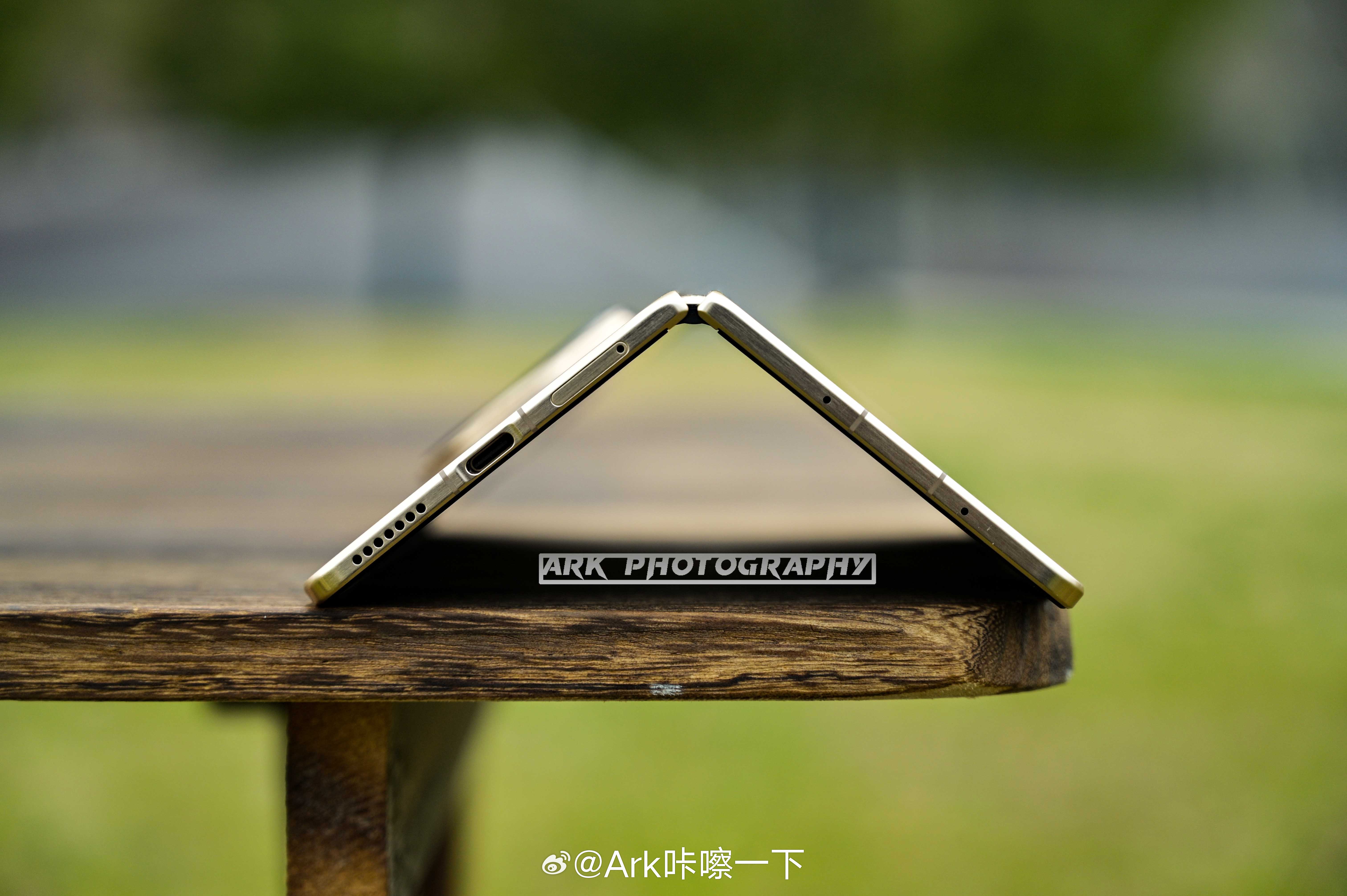 哪些人可以闭眼入折叠屏手机不分人，喜欢就可以买。但目前折叠屏的受众应该分为两类，