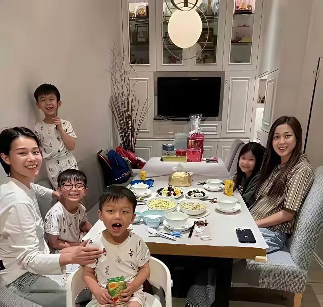 在寸土寸金的香港，贵为视后也难买豪宅，你看胡杏儿和钟嘉欣聚餐 