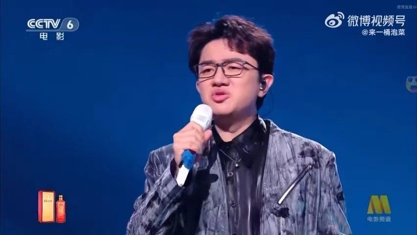 王祖蓝这么会唱他不仅搞笑还具备惊人的音乐天赋，他一开口我鸡皮疙瘩起来了，原来他这