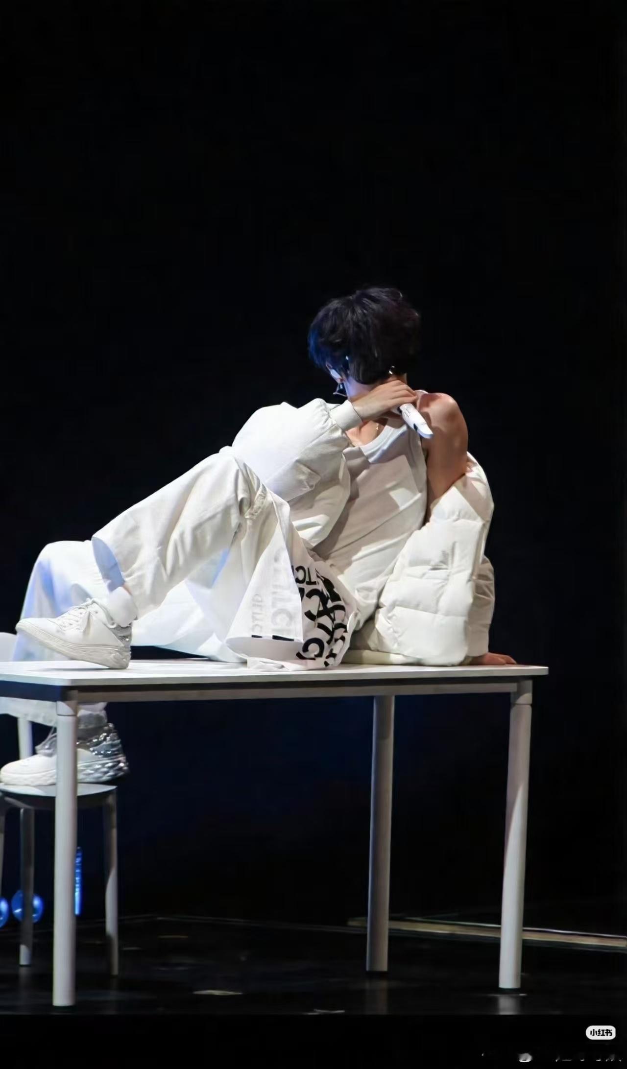 黄明昊演唱会彩带非要不可了黄明昊演唱会彩带雨下黄明昊了 救命！黄明昊演唱会彩带雨