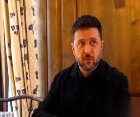 慕尼黑会场上，泽连斯基一上台，味儿就全变了。
没有像往常一样嘶吼、痛斥，反而像个