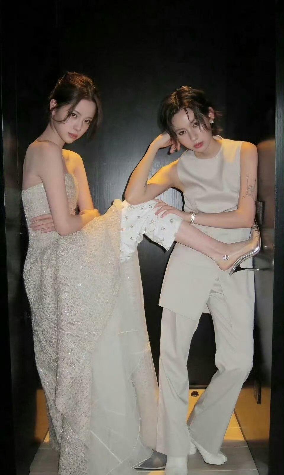 欧阳娜娜~裙子里套睡裤，保守派？娜比看着很西化，实则很保守嘛！拍戏不拍吻戏，穿衣