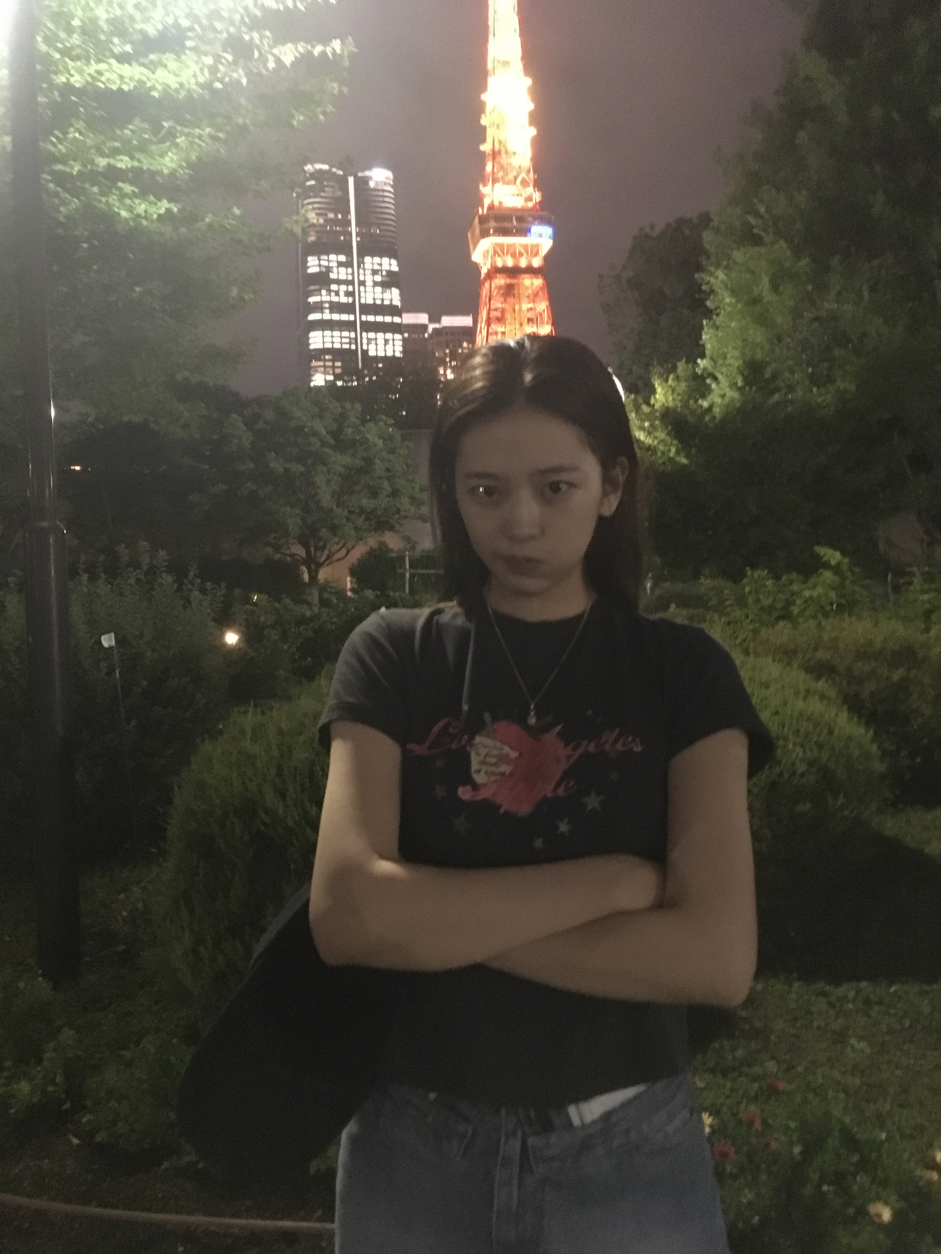 这女孩一直在装萌啊！ 