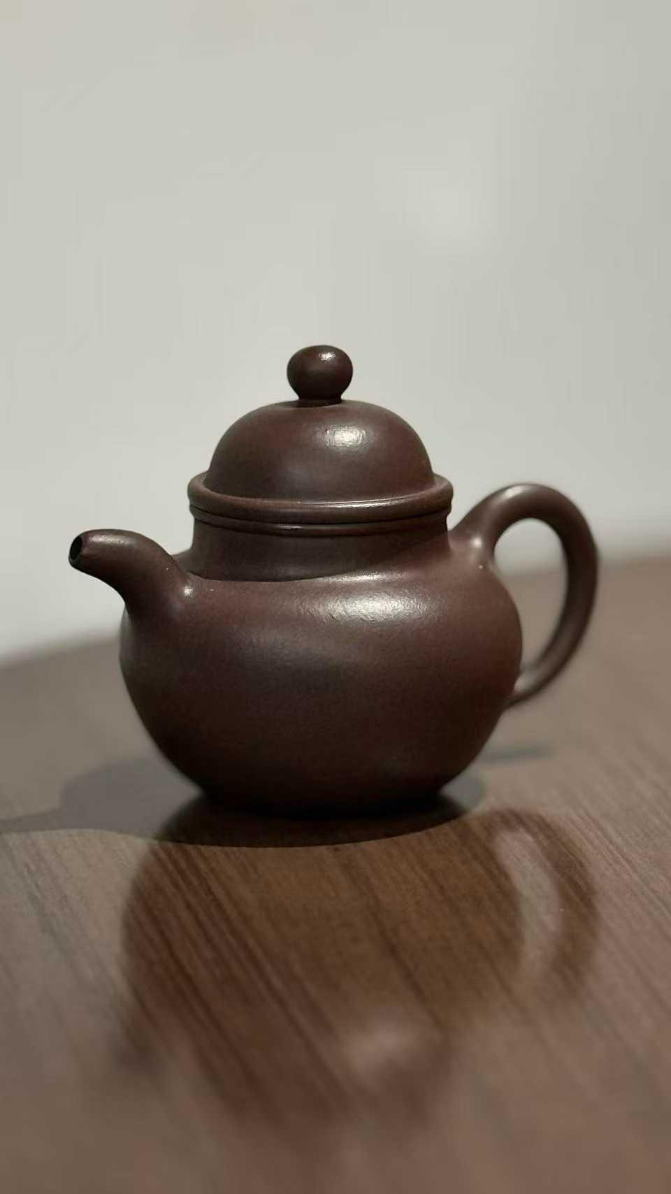 甲说：紫砂壶泡茶，保温好

乙说：紫砂壶保温？简直是扯淡

丙和甲私下闲聊起的时