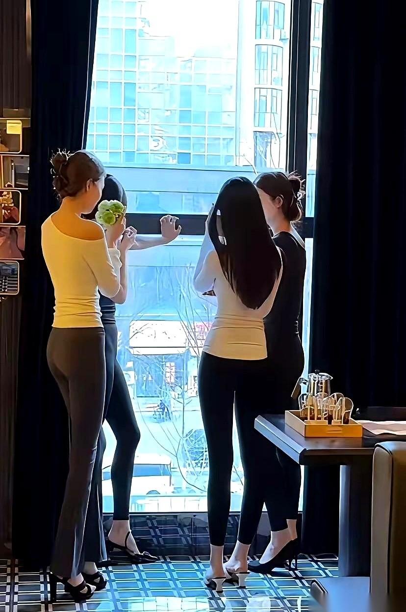 晚上十一点，客厅的灯关了。
我老婆在主卧，我在次卧，中间隔着一堵墙。手机“嗡”地