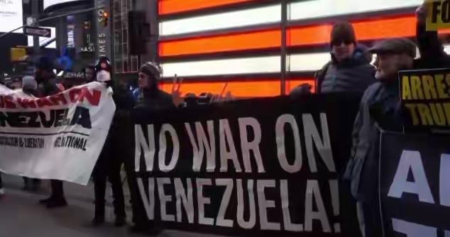 美国纽约爆发抗议 反对美对委采取军事行动