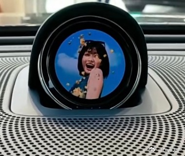 问界 M9 星寰岛的照片看了那么多讲解没人讲到一个有趣的除了全家福爱豆啥的之外，