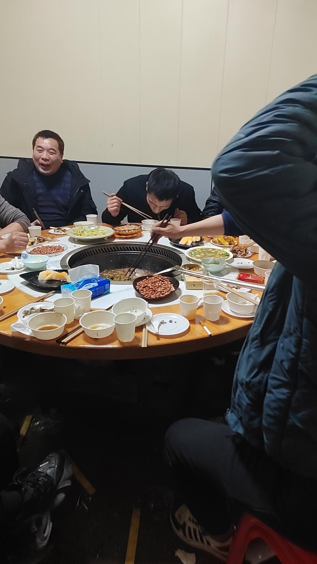 生日聚会AA制
平时都在忙挣碎银子
难得一起喝得欢畅
珍惜有你有我的快乐时光
