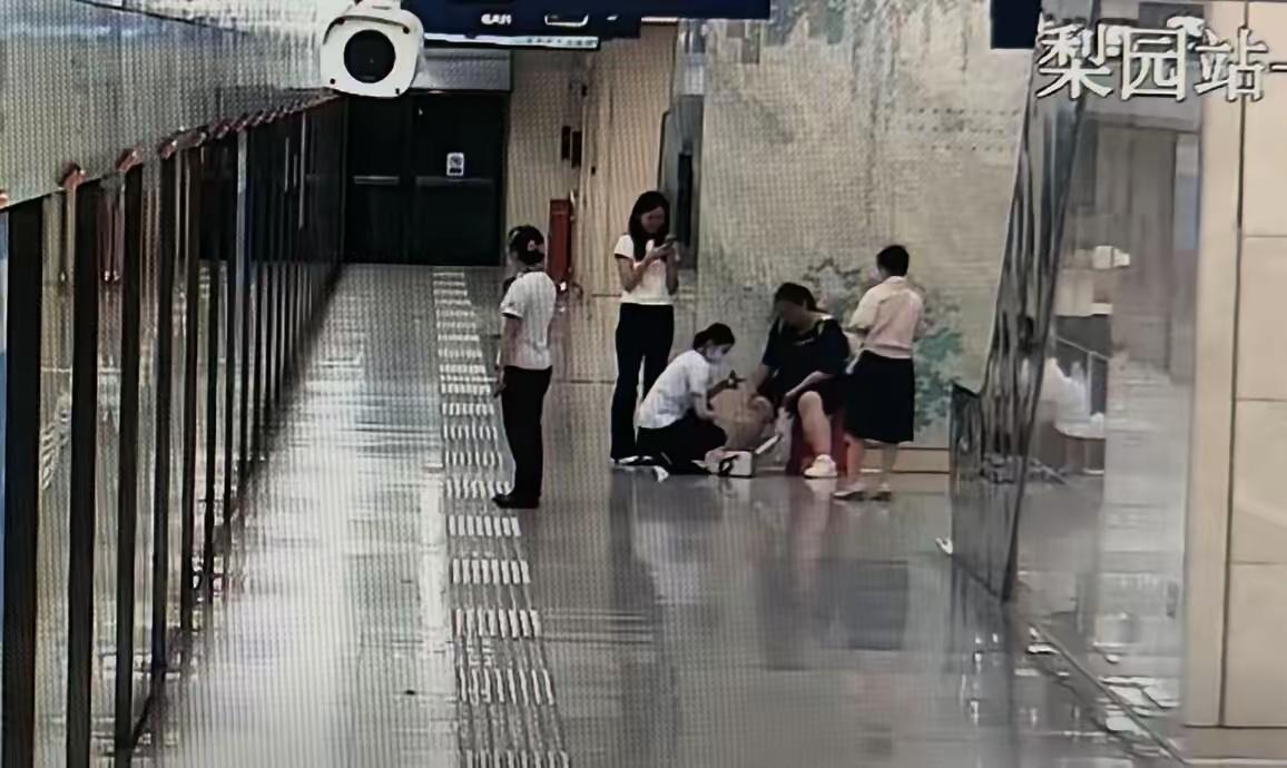 两个东北姑娘在武汉说“不用了”，地铁工作人员没听，结果全网都在夸！

两个大二姑
