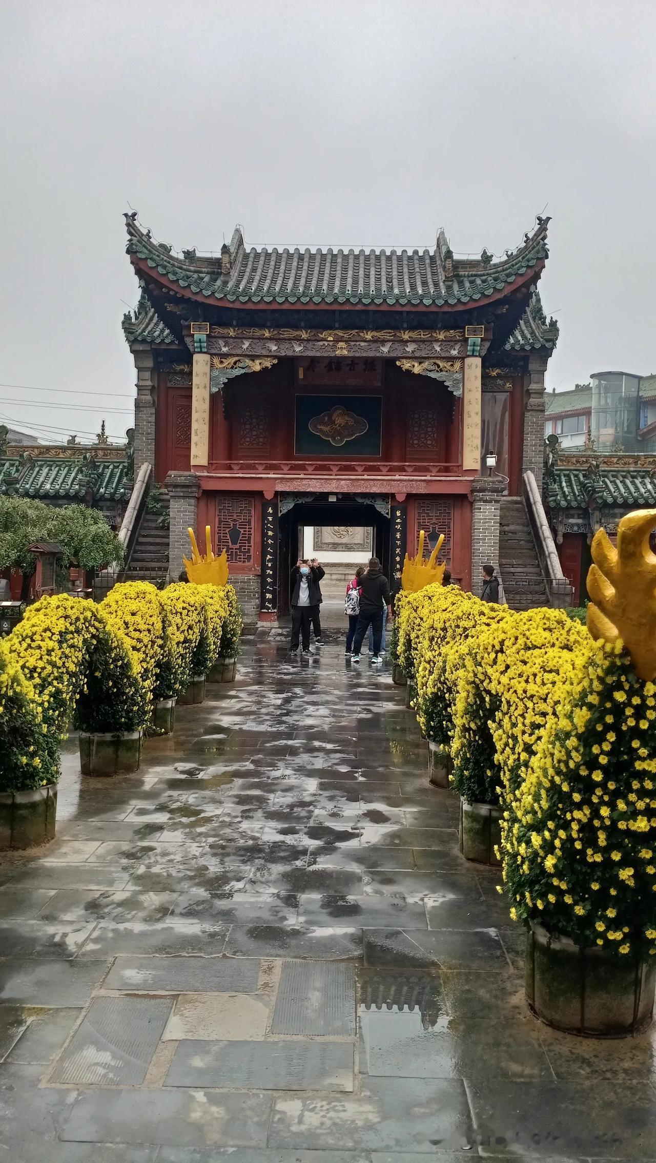 时尚大叔参观开封山西甘会馆景区拍照探访开封名胜 河南开封古城