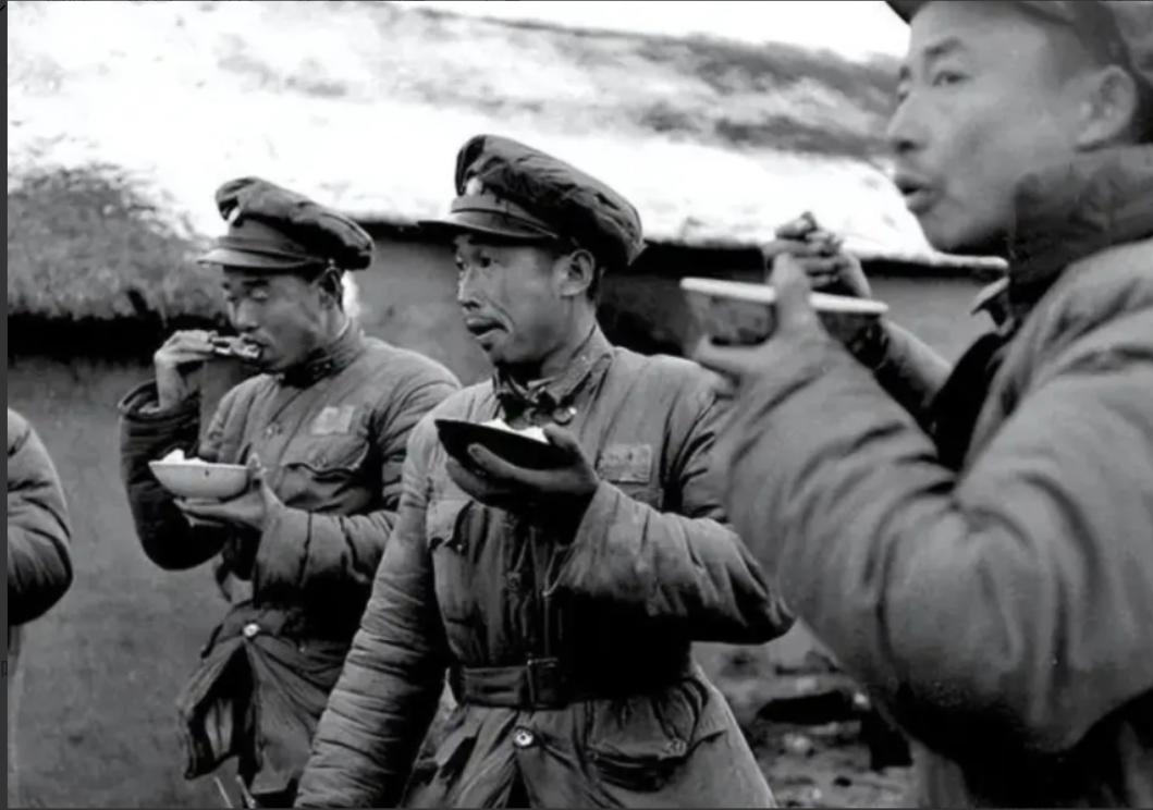 1949年，高邮解放。十几名地下党被拖出去枪毙，组织认定他们已牺牲，谁知，几天后