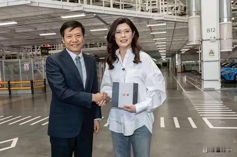 雷军：欢迎郑主席莅临参观
郑丽文：我这是替夫完成心愿
雷军：怎么说？
郑丽文：我