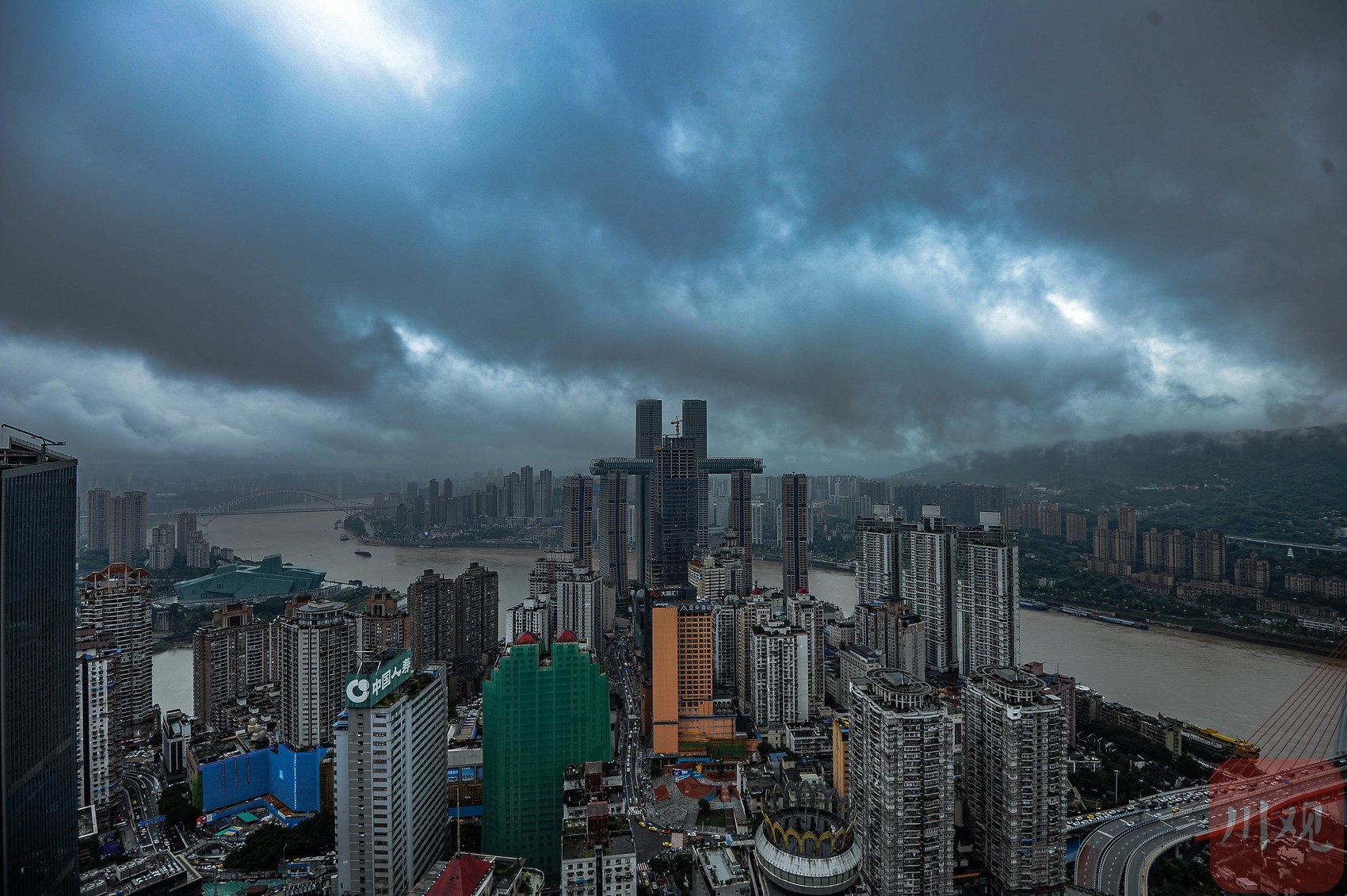 难怪重庆人都过得这么巴适谁不懂重庆人的快乐呢山有起伏、江有晚风，下班吹江风、吃火