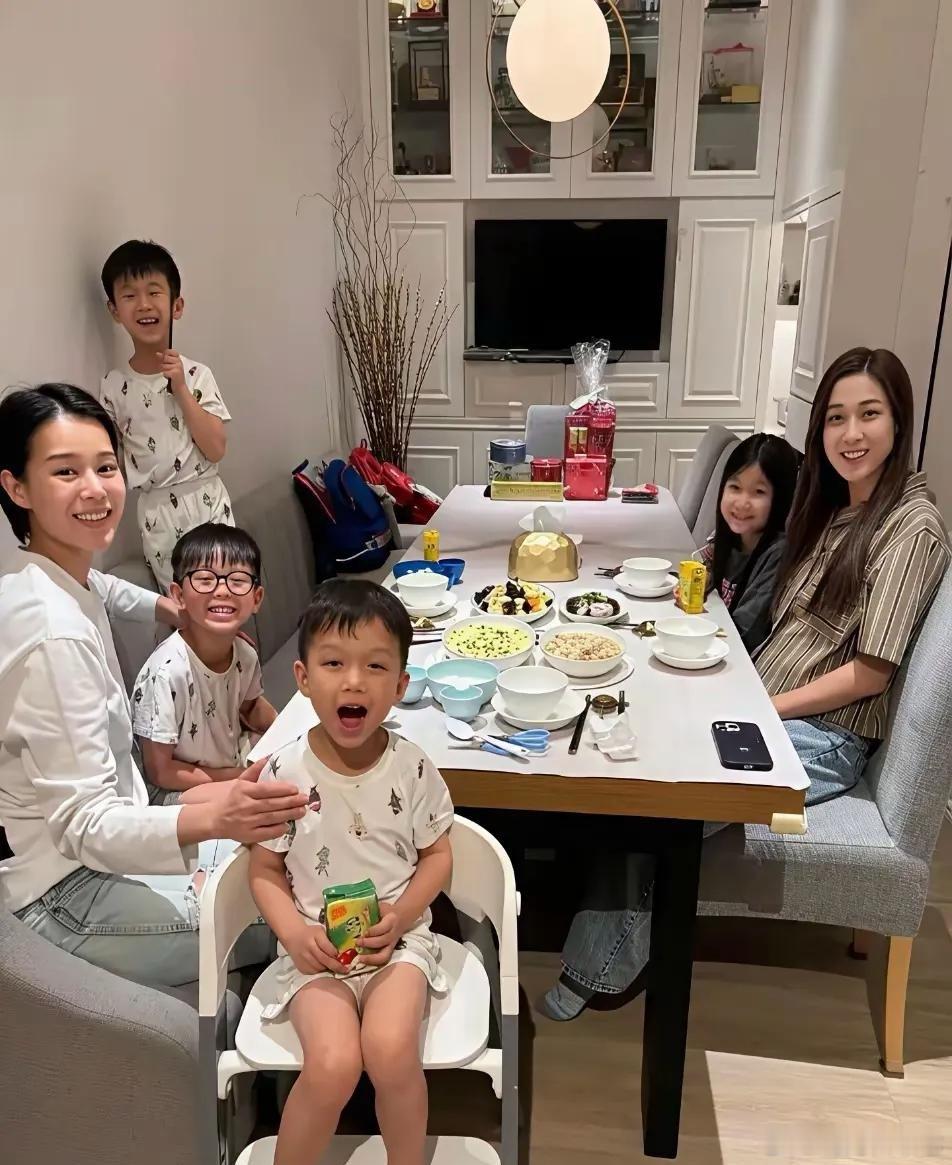 没想到，在香港贵为视后也很难买豪宅。不信，你看胡杏儿和钟嘉欣聚餐，餐厅好拥挤，这