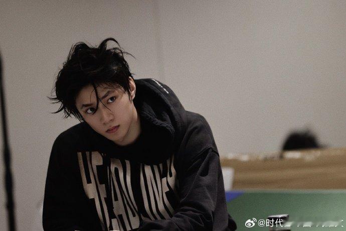 刘耀文特意穿来跳舞的卫衣刘耀文回应怎么又是这件卫衣 每次出镜都穿这件卫衣被大家提