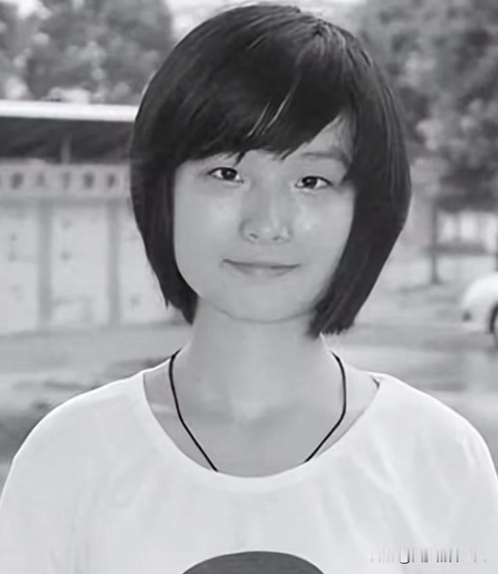 1999年湖北687分文科女状元戴柳，被父亲偷改志愿错失北大，戴柳下定决心从此在