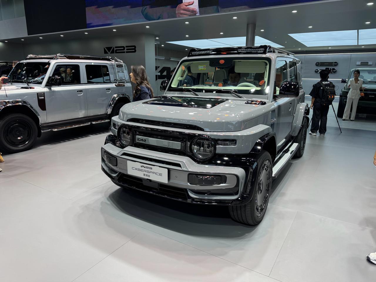 iCAR V23赛博版亮相 2025成都车展 新车采用更宽的包围，车顶上方配备动